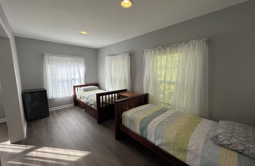 Frankford Lit Et Petit-Déjeuner | Room 5 - The Inn at Dirickson Creek -- King bed, Two twins, Perfect for Families