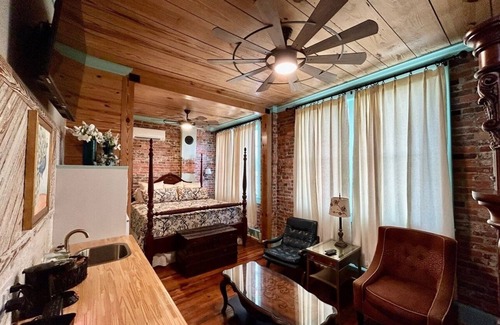 Carthage Hôtel | Room 7 (sleeps 2) at Chipley's Squareview Inn