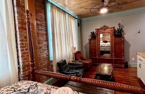 Carthage Hôtel | Room 7 (sleeps 2) at Chipley's Squareview Inn
