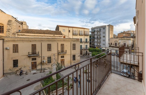 Licata Appartement | Chambre 'Al Duomo - Camera King Superior' avec Terrasse partagée, Wi-Fi et Climatisation