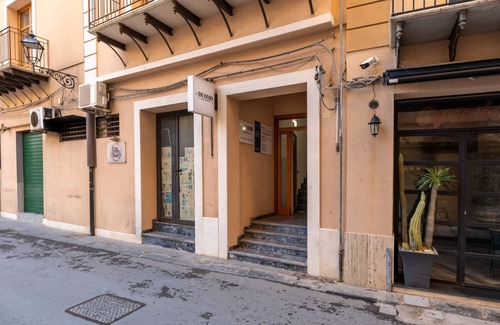 Licata Appartement | Chambre 'Al Duomo - Camera King Superior' avec Terrasse partagée, Wi-Fi et Climatisation
