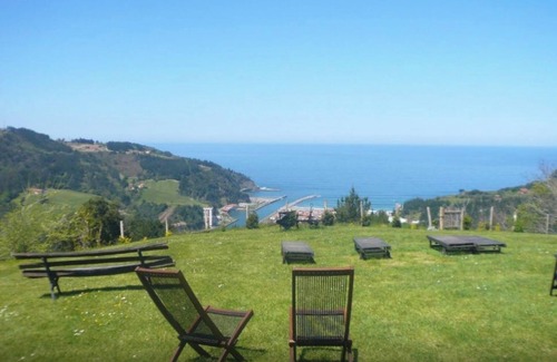 Deba Appartement | Room 'Double 5' with Mountain Views, Private Garden and Wi-Fi