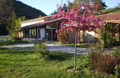 L'Epine Appartement | Room 'Edelweiss' with Private Terrace, Shared Garden and Wi-Fi