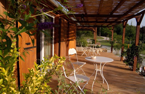 L'Epine Appartement | Room 'Edelweiss' with Private Terrace, Shared Garden and Wi-Fi