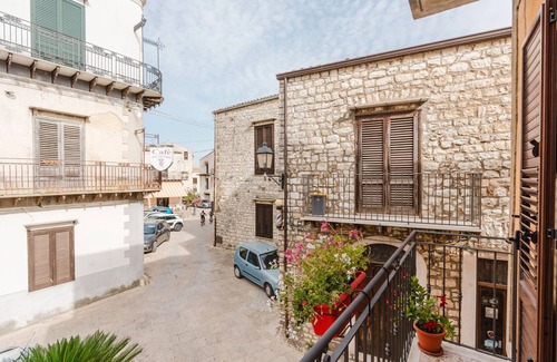 Giuliana Appartement | Room 'Eleonora D'Aragona' with Mountain View, Wi-Fi, and Air Conditioning
