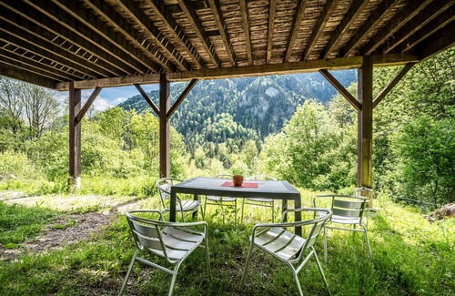 Saint-Jean-dʼAulps Appartement | Chambre 'Elisthur Chambre N°1' avec vue sur les montagnes, terrasse partagée et Wi-Fi