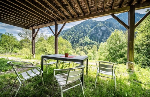 Saint-Jean-dʼAulps Appartement | Chambre 'Elisthur Chambre N°2' avec vue sur les montagnes, terrasse partagée et Wi-Fi