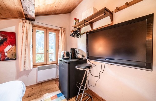 Saint-Jean-dʼAulps Appartement | Chambre 'Elisthur Chambre N°4' avec vue sur les montagnes, terrasse partagée et Wi-Fi
