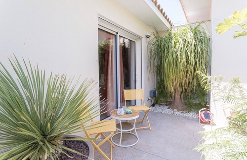 Saint-Nazaire Appartement | Room 'Esprit Du Sud' with Shared Pool, Wi-Fi and Air Conditioning