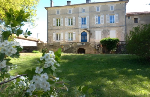Savignac-les-Eglises Appartement | Room 'Exotique' with Shared Terrace, Shared Garden and Wi-Fi