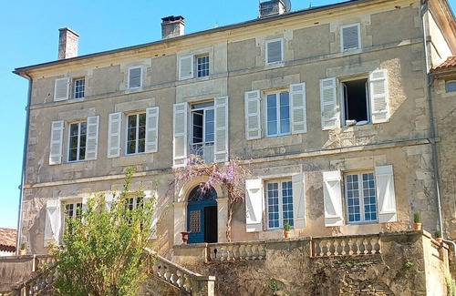 Savignac-les-Eglises Appartement | Room 'Exotique' with Shared Terrace, Shared Garden and Wi-Fi