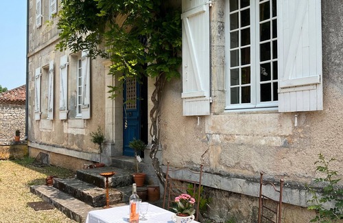 Savignac-les-Eglises Appartement | Room 'Exotique' with Shared Terrace, Shared Garden and Wi-Fi