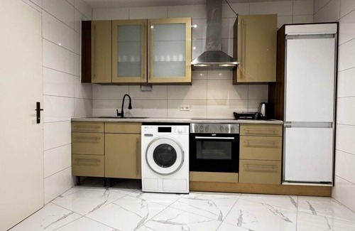 Liesing Appartement | Room for 2 in a 4BR Apt; Near Kaufpark Alterlaa