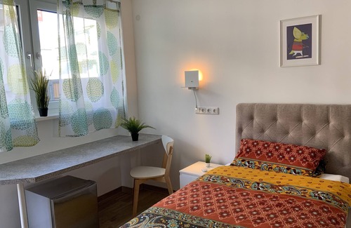Weiterstadt Lit Et Petit-Déjeuner | Room for fitters 18sqm two box-spring beds 100x200 and 90x200