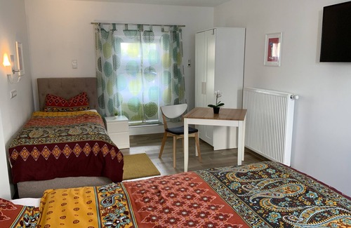 Weiterstadt Lit Et Petit-Déjeuner | Room for fitters 18sqm two box-spring beds 100x200 and 90x200