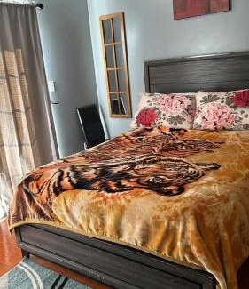 Newark Maison | Room G DIVINE VILLA AND RESORT, 6 MINS TO AIRPORT, 4MINS TO PENN STATION.