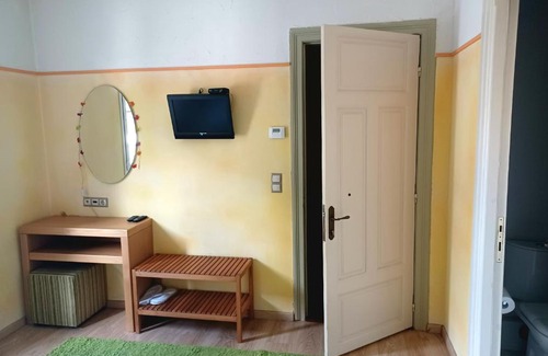 Kastoria Maison | Room "honeybee" in a neoclassical house