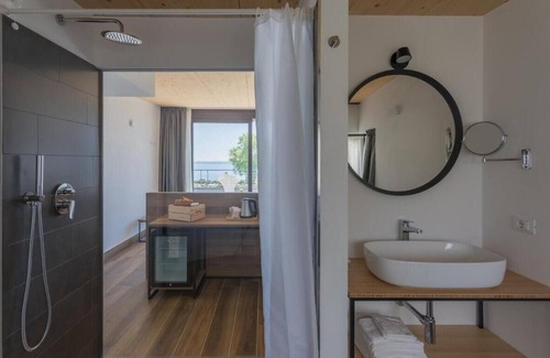 Moniga del Garda Lit Et Petit-Déjeuner | Room in B&B - Insula Felix - Deluxe Double Room With Balcony and Sea View