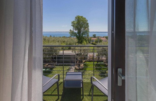 Moniga del Garda Lit Et Petit-Déjeuner | Room in B&B - Insula Felix - Deluxe Double Room With Balcony and Sea View