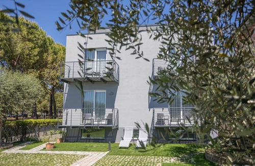 Moniga del Garda Lit Et Petit-Déjeuner | Room in B&B - Insula Felix - Deluxe Double Room With Balcony and Sea View