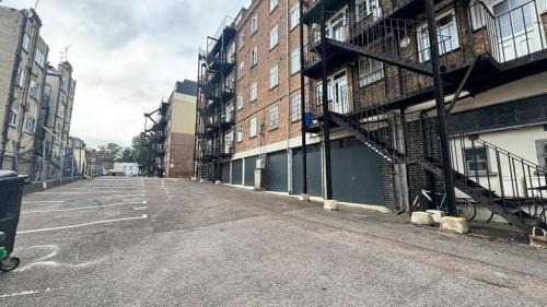 Frognal and Fitzjohns Maison | Room in Camden Shared Flat