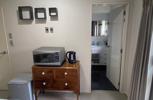 Hillsborough Maison | Room in Hillsborugh Auckland. Close to Motorway 10-15 minutes to CBD and airport