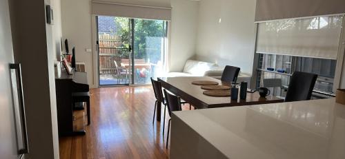 Kew East Maison | Room in Kew East