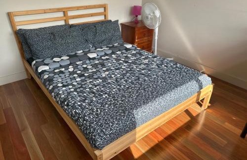 Kew East Maison | Room in Kew East
