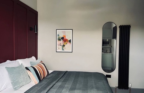 Innerleithen Appartement | Stylish studio room, king, en-suite & kitchenette (room1)