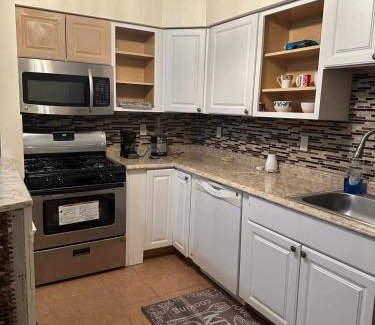 Newark Maison | Room K Divine Villa and Resorts 5mins to EWR Airport and 4mins to Penn Station Newark, New York