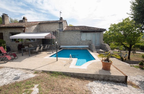 Saint Alban Auriolles Appartement | Room 'La Peireta-Romantique' with Shared Pool, Wi-Fi and Air Conditioning
