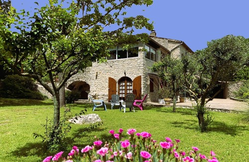 Saint Alban Auriolles Appartement | Room 'La Peireta-Romantique' with Shared Pool, Wi-Fi and Air Conditioning