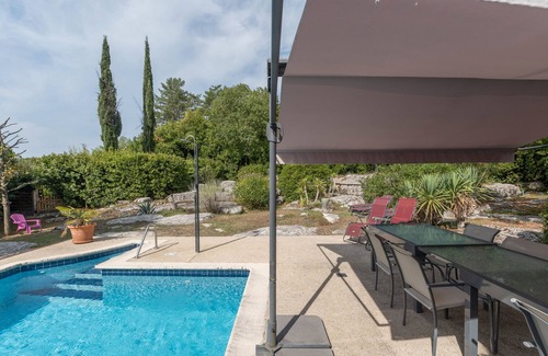 Saint Alban Auriolles Appartement | Room 'La Peireta' with Shared Pool, Wi-Fi and Air Conditioning