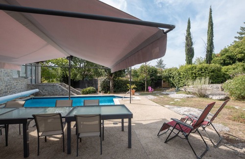Saint Alban Auriolles Appartement | Room 'La Peireta' with Shared Pool, Wi-Fi and Air Conditioning