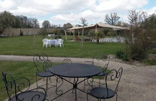 Fye Appartement | Chambre 'Le Meslay N°9 - Chambre 4 Pers' avec Terrasse partagée, Jardin partagé et Wi-Fi