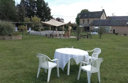 Fye Appartement | Chambre 'Le Meslay N°9 - Chambre 4 Pers' avec Terrasse partagée, Jardin partagé et Wi-Fi