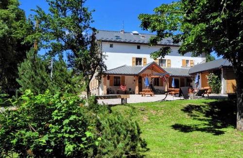 Vassieux-en-Vercors Appartement | Room 'Les Carlines' with Mountain View, Shared Terrace and Wi-Fi
