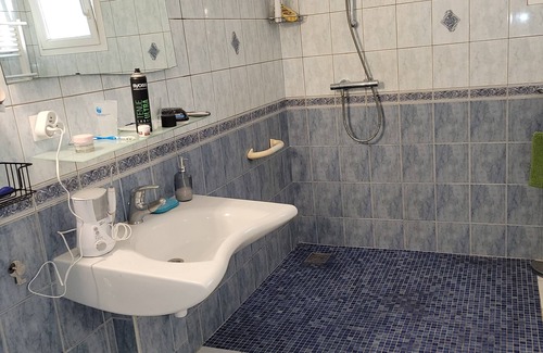 Golbey Maison | chambre situé au bord de la voie bleue,un grand lit ,deux personnes