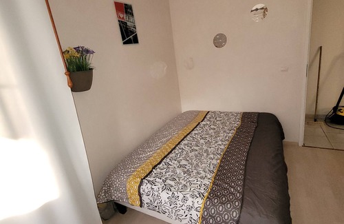 Golbey Maison | chambre situé au bord de la voie bleue,un grand lit ,deux personnes