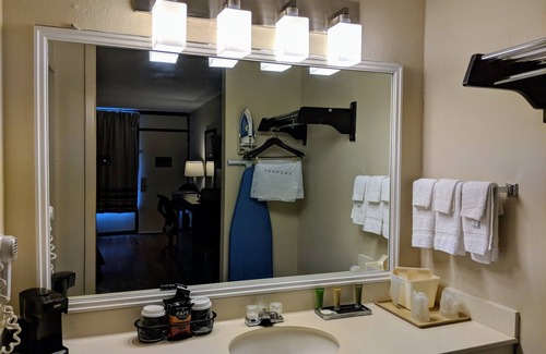 St. Francisville Maison | Room on the Lake. Fishing optional.