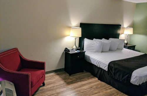 St. Francisville Maison | Room on the Lake. Fishing optional.