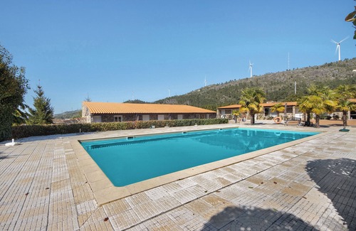Armamar Appartement | Chambre 'Quarto 1 - Gojim Casa Rural' avec vue sur la montagne, Wi-Fi et climatisation