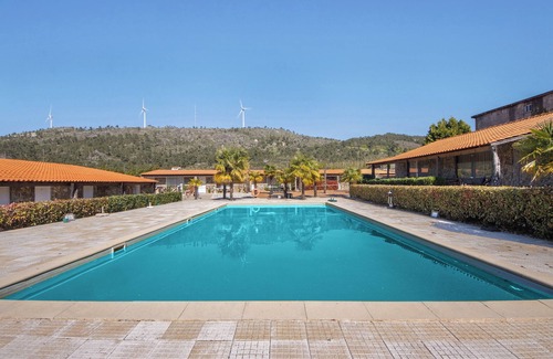 Armamar Appartement | Chambre 'Quarto 12 - Gojim Casa Rural' avec vue montagne, piscine partagée et Wi-Fi
