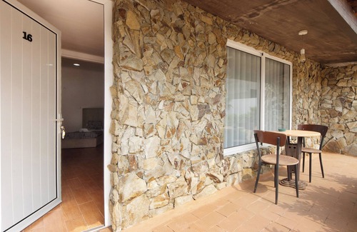 Armamar Appartement | Chambre 'Quarto 16 - Gojim Casa Rural' avec vue montagne, piscine partagée et Wi-Fi