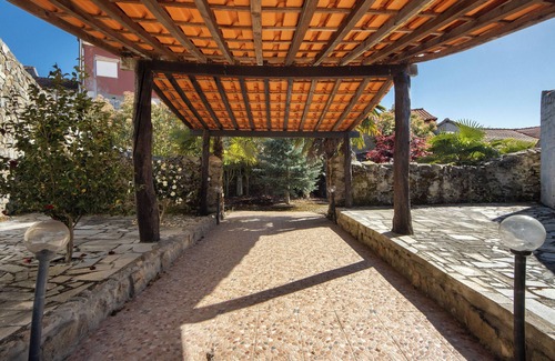 Armamar Appartement | Chambre 'Quarto 2 - Gojim Casa Rural' avec vue montagne, piscine partagée et Wi-Fi
