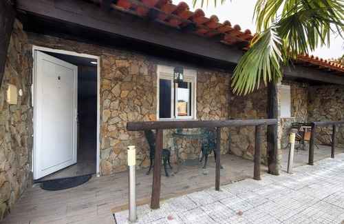 Armamar Appartement | Chambre 'Quarto 7 - Gojim Casa Rural' avec vue montagne, piscine partagée et Wi-Fi
