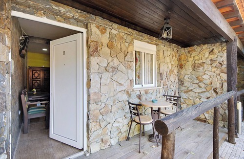 Armamar Appartement | Chambre 'Quarto 8 - Gojim Casa Rural' avec vue montagne, piscine partagée et Wi-Fi