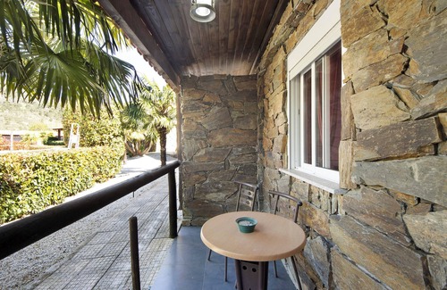 Armamar Appartement | Chambre 'Quarto 9 - Gojim Casa Rural' avec vue montagne, piscine partagée et Wi-Fi
