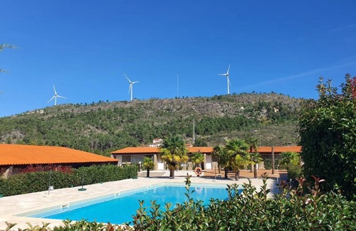 Armamar Appartement | Chambre 'Quarto 9 - Gojim Casa Rural' avec vue montagne, piscine partagée et Wi-Fi