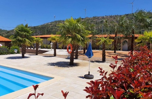 Armamar Appartement | Chambre 'Quarto 9 - Gojim Casa Rural' avec vue montagne, piscine partagée et Wi-Fi